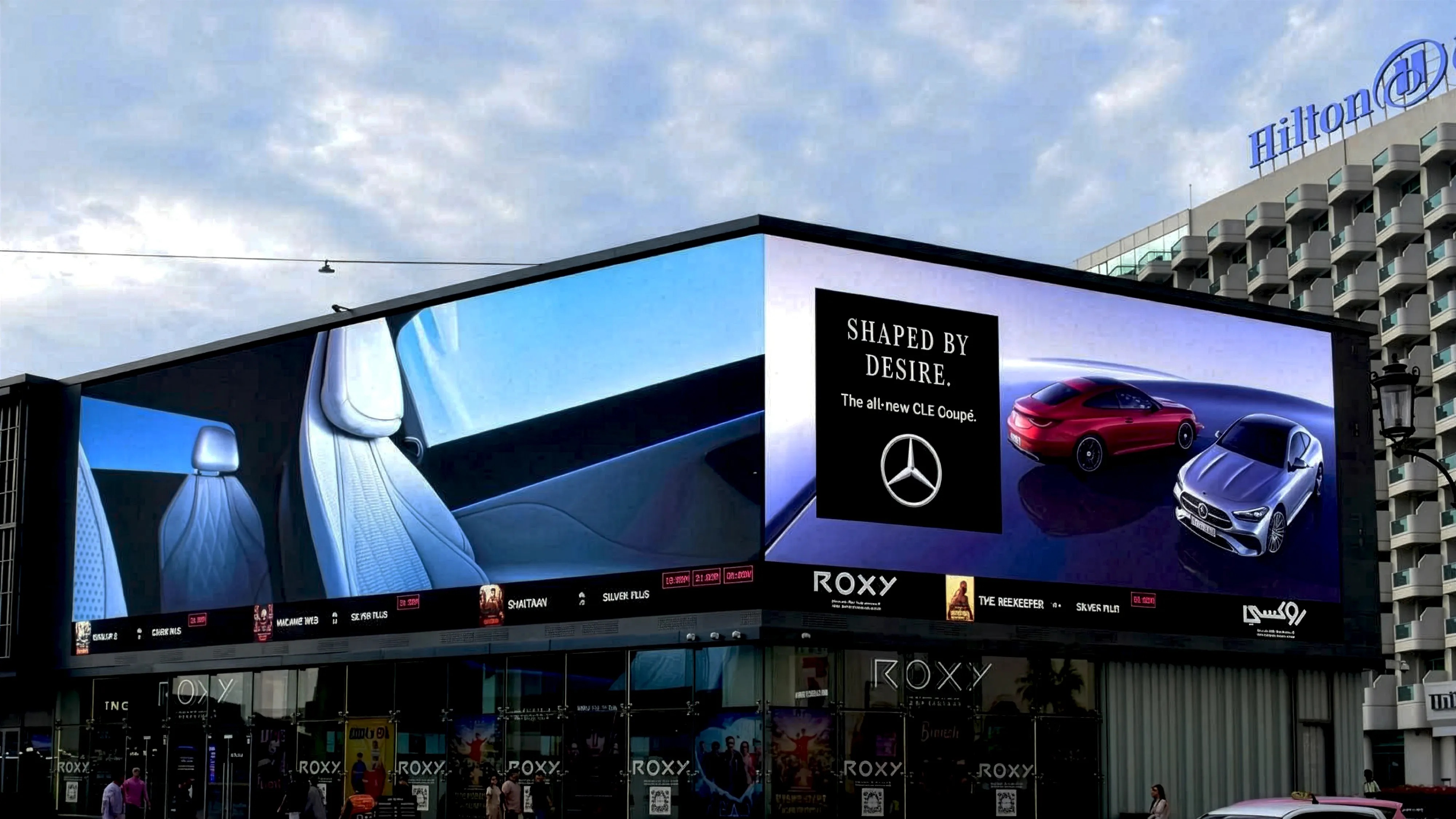 Pantalla DOOH gigante en centro comercial premium